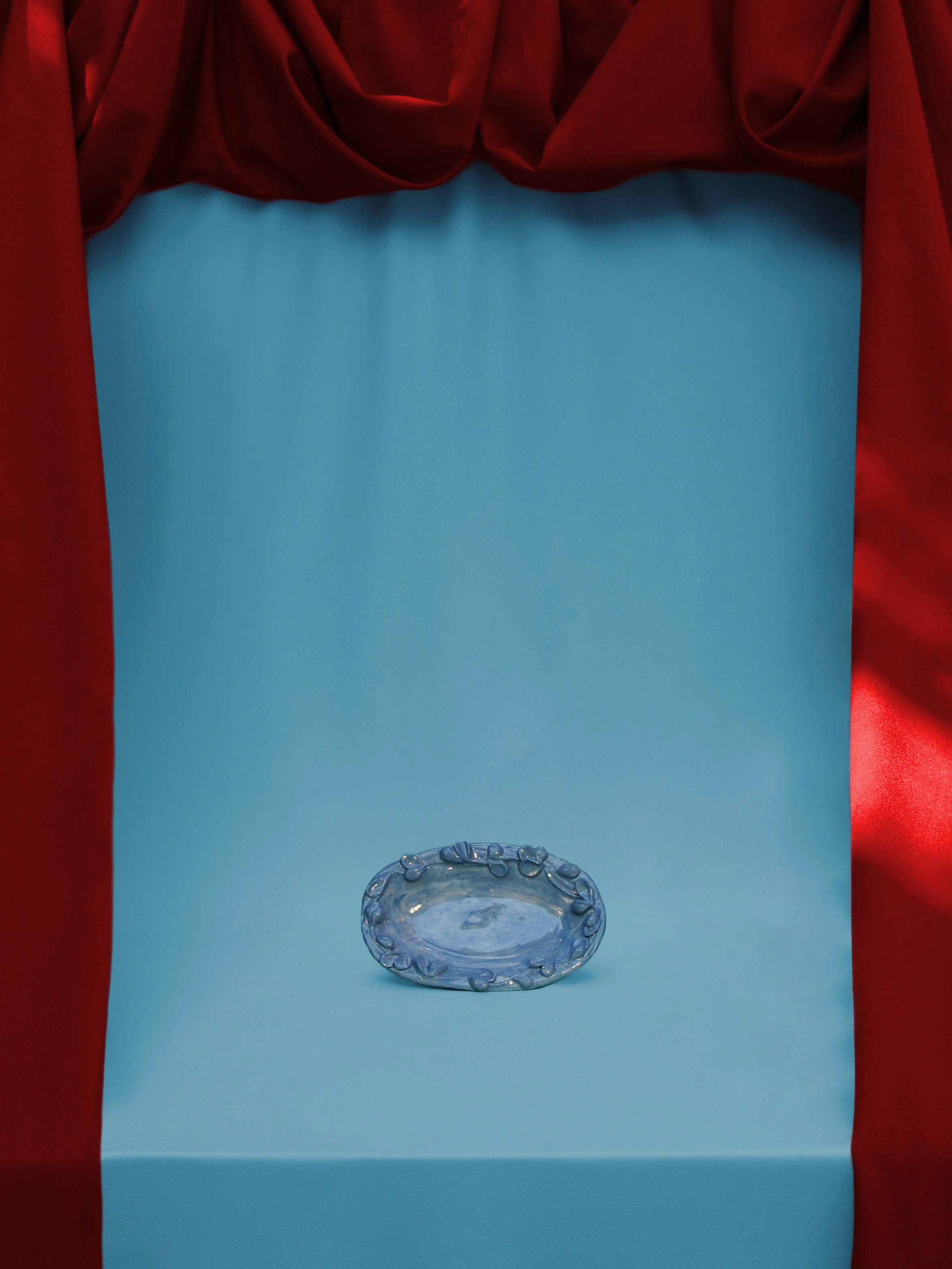 Fuente S azul oscuro flores de azafrán