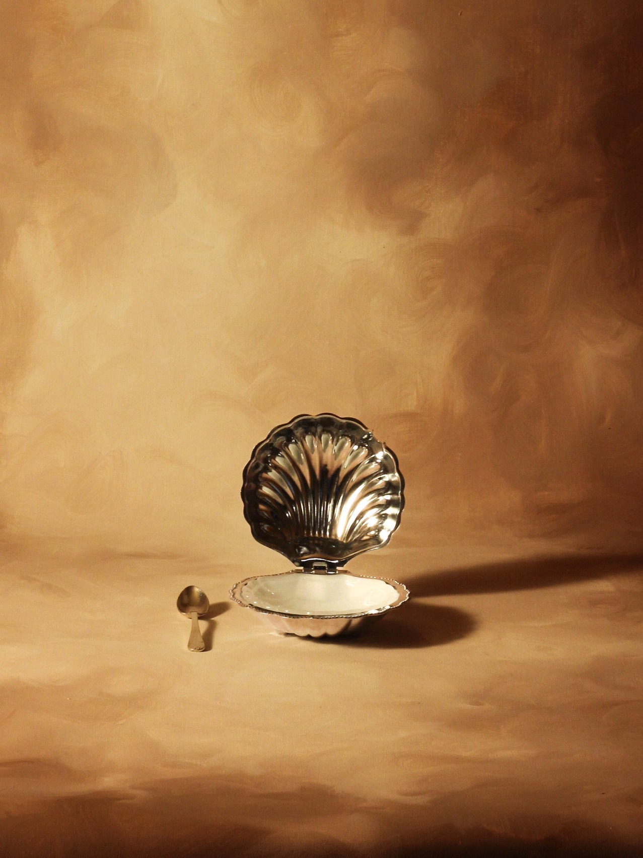 Concha de metal con su cuchara