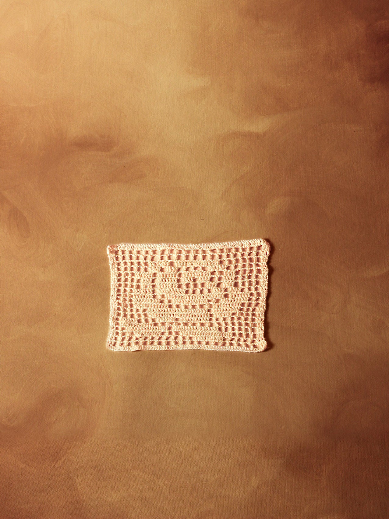 Tapete de ganchillo beige con rosa S