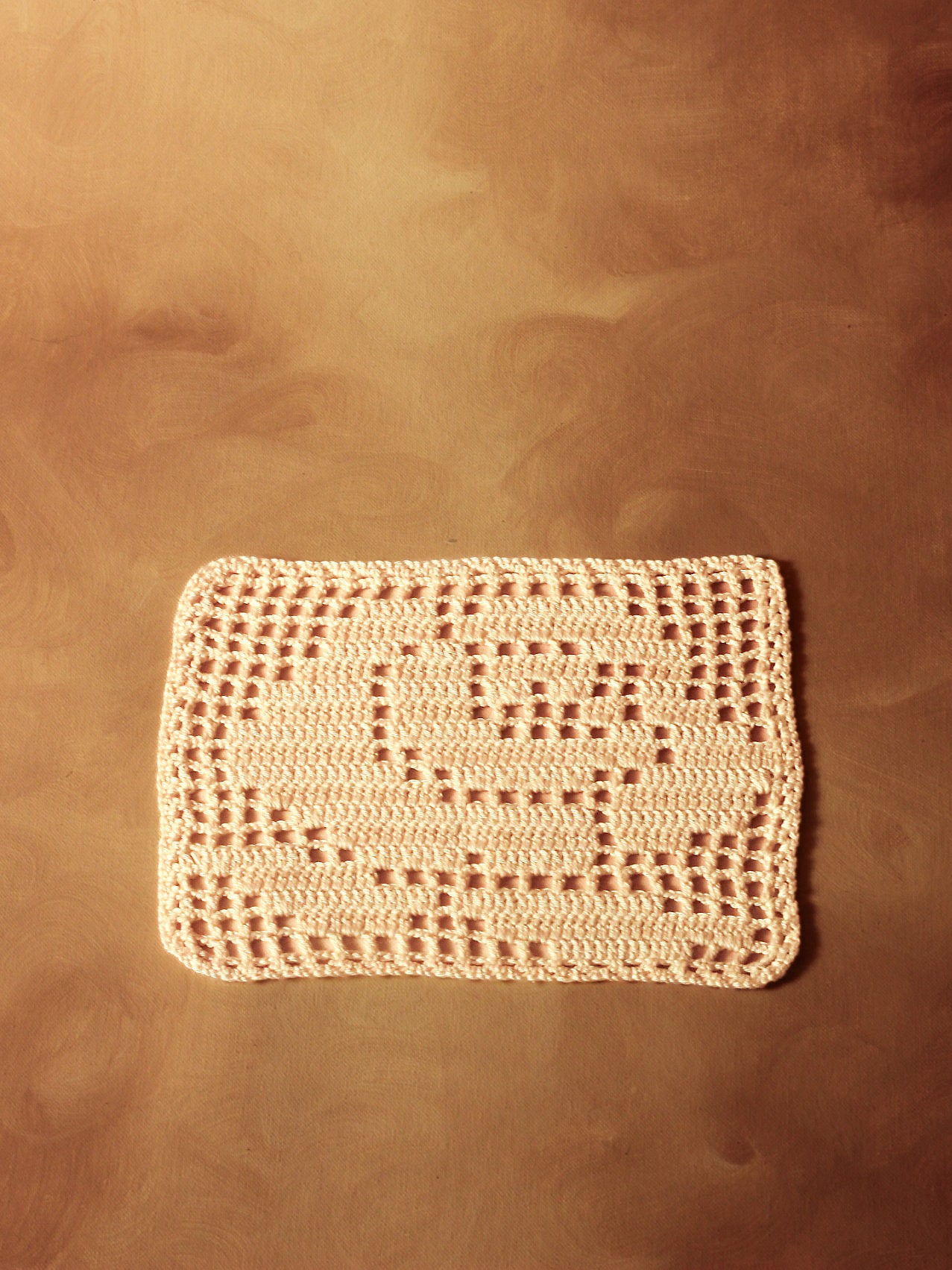 Tapete de ganchillo cuadrado beige con rosa