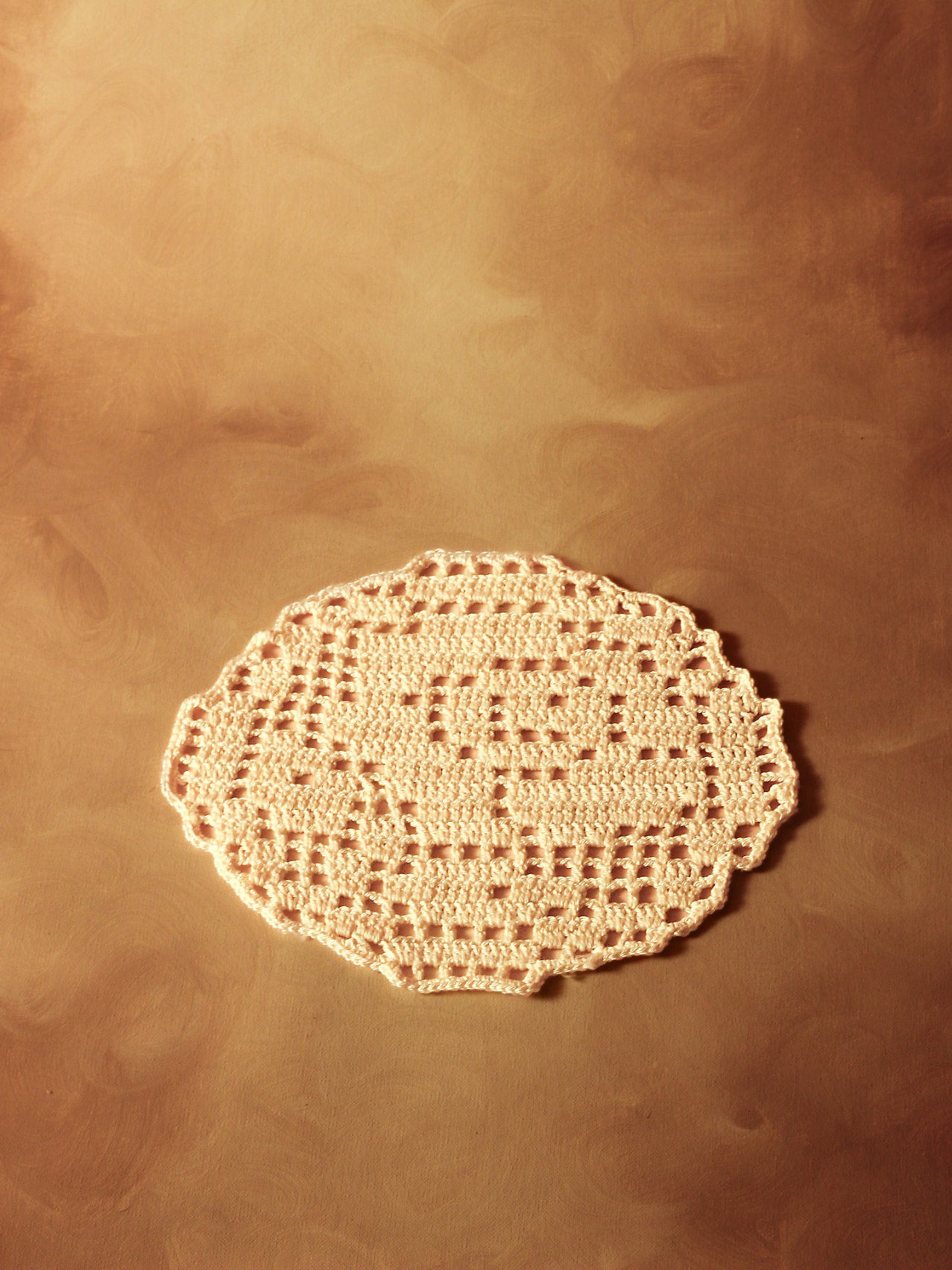 Tapete de ganchillo beige con rosa M